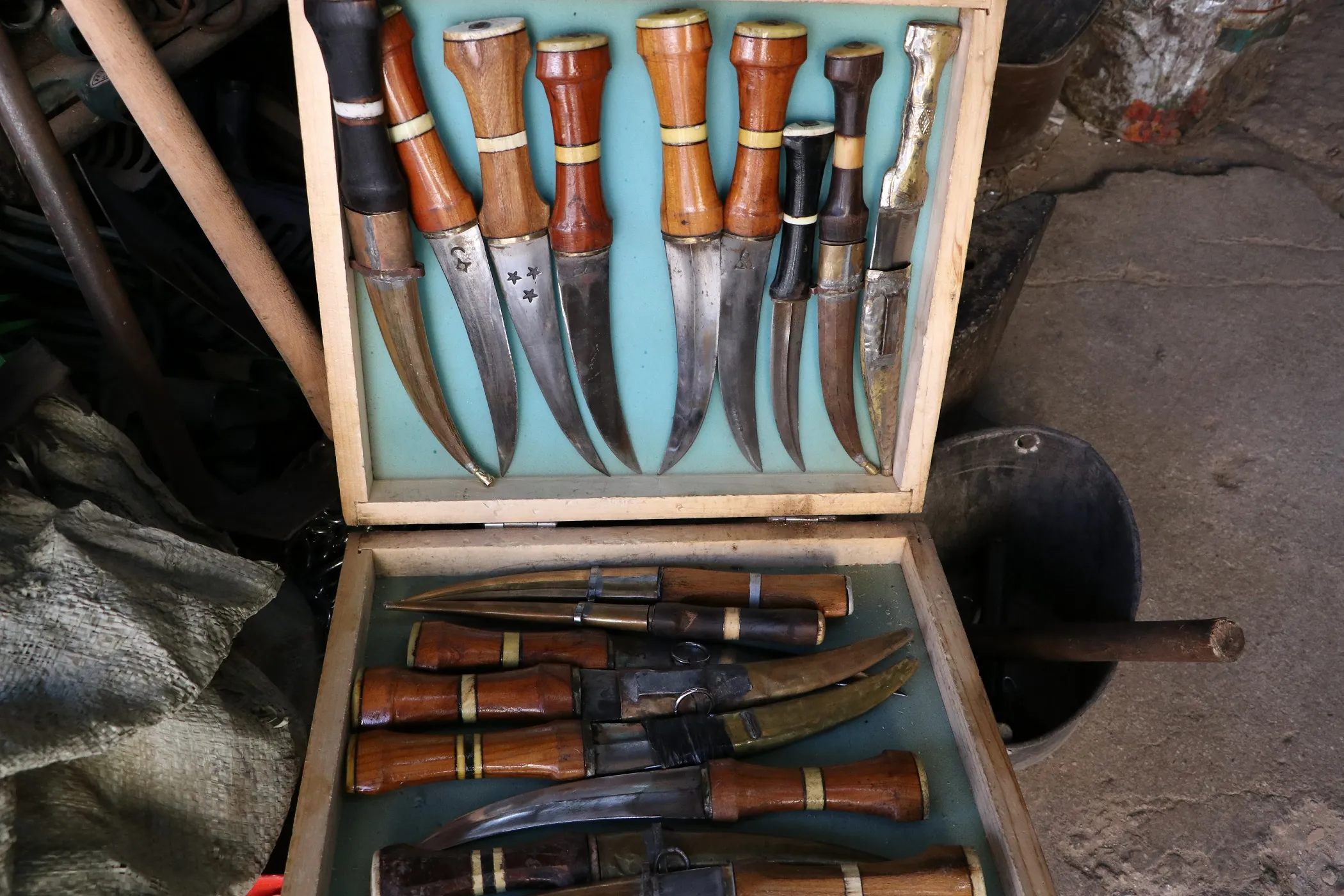 ​​​​​​​شرارات النار المنبعثة من حانوت أبي آشور تلفت أنظار المارة