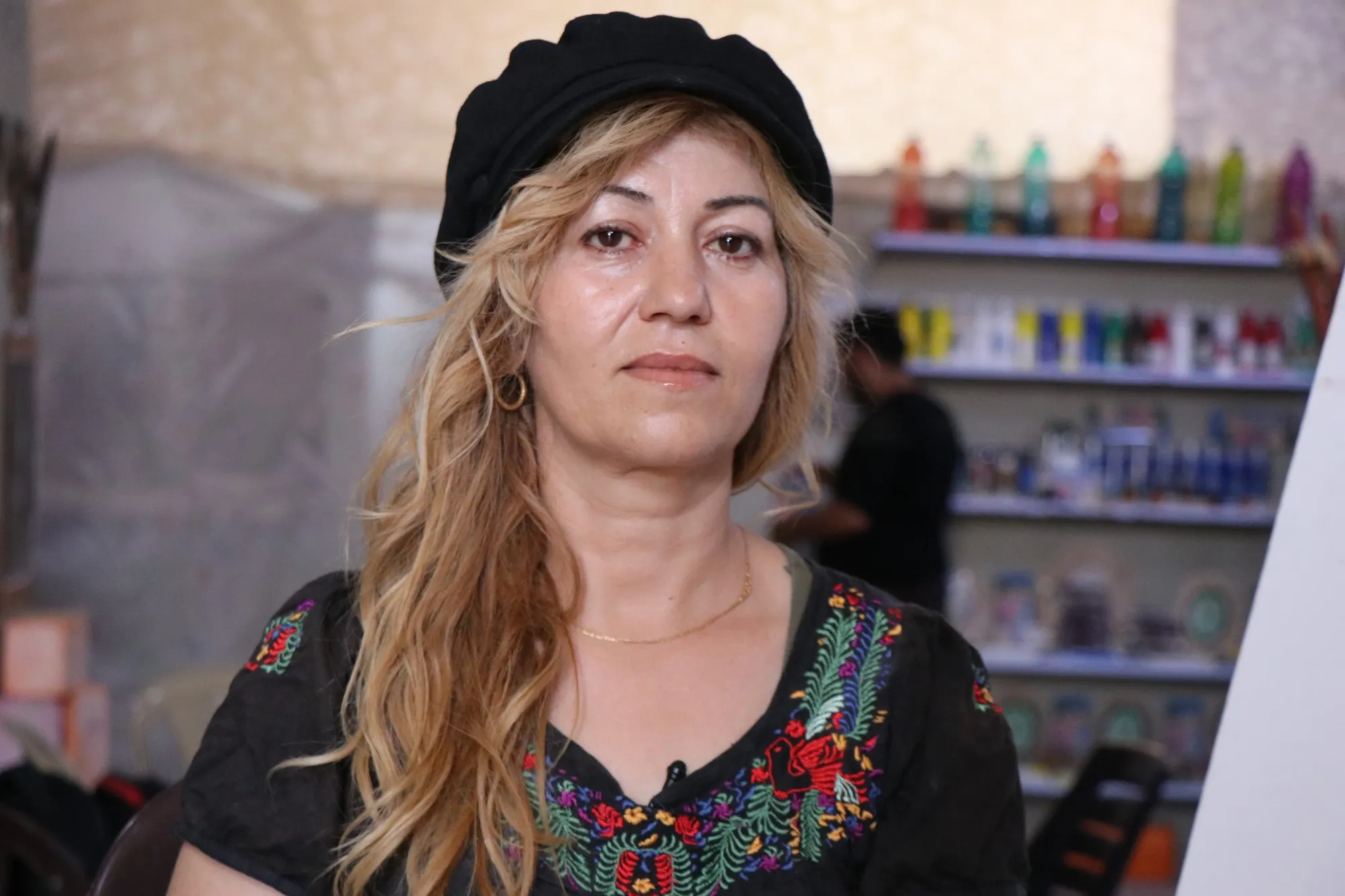 ​​​​​​​سنوات الحرب السورية تتجسد على أنامل اتحدت لتوصل رسالتها الفنية إلى العالم