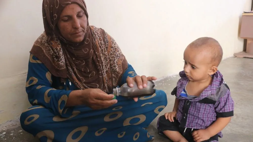 منذ عشرة أعوام تداوي المرضى بالأعشاب الطبية  