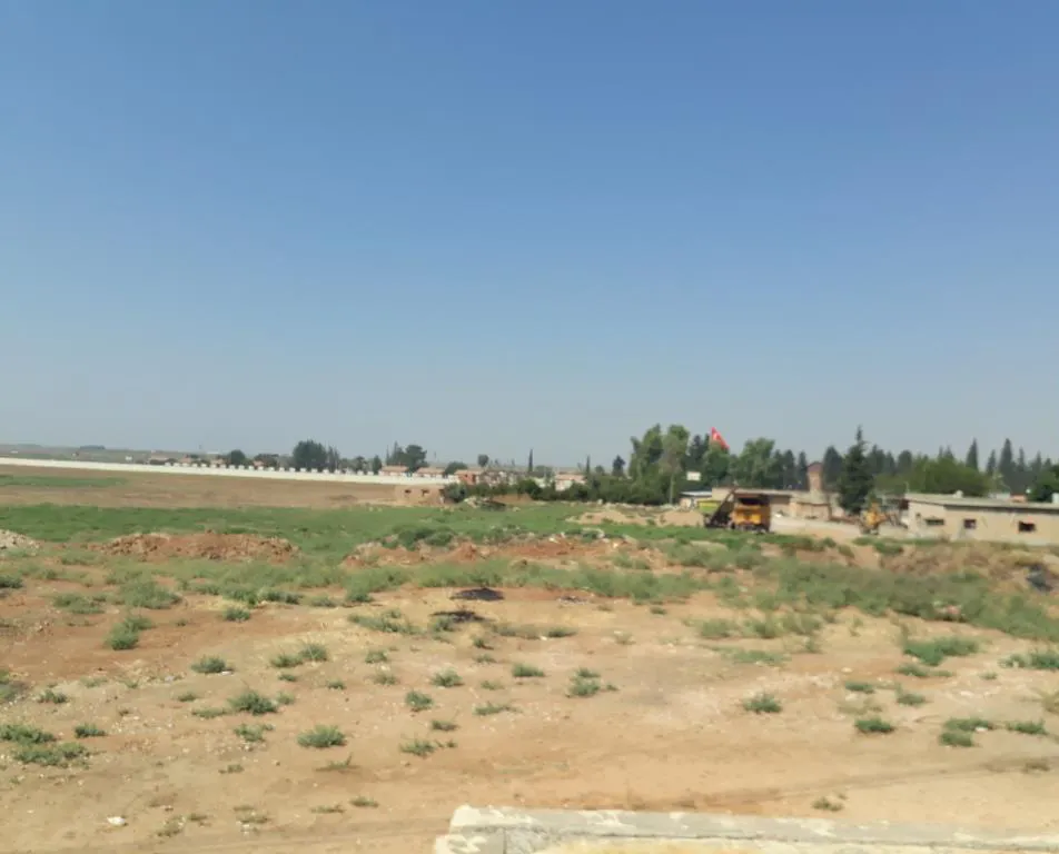 الاحتلال التركي يحفر خنادق على الحدود مقابل الدرباسية
