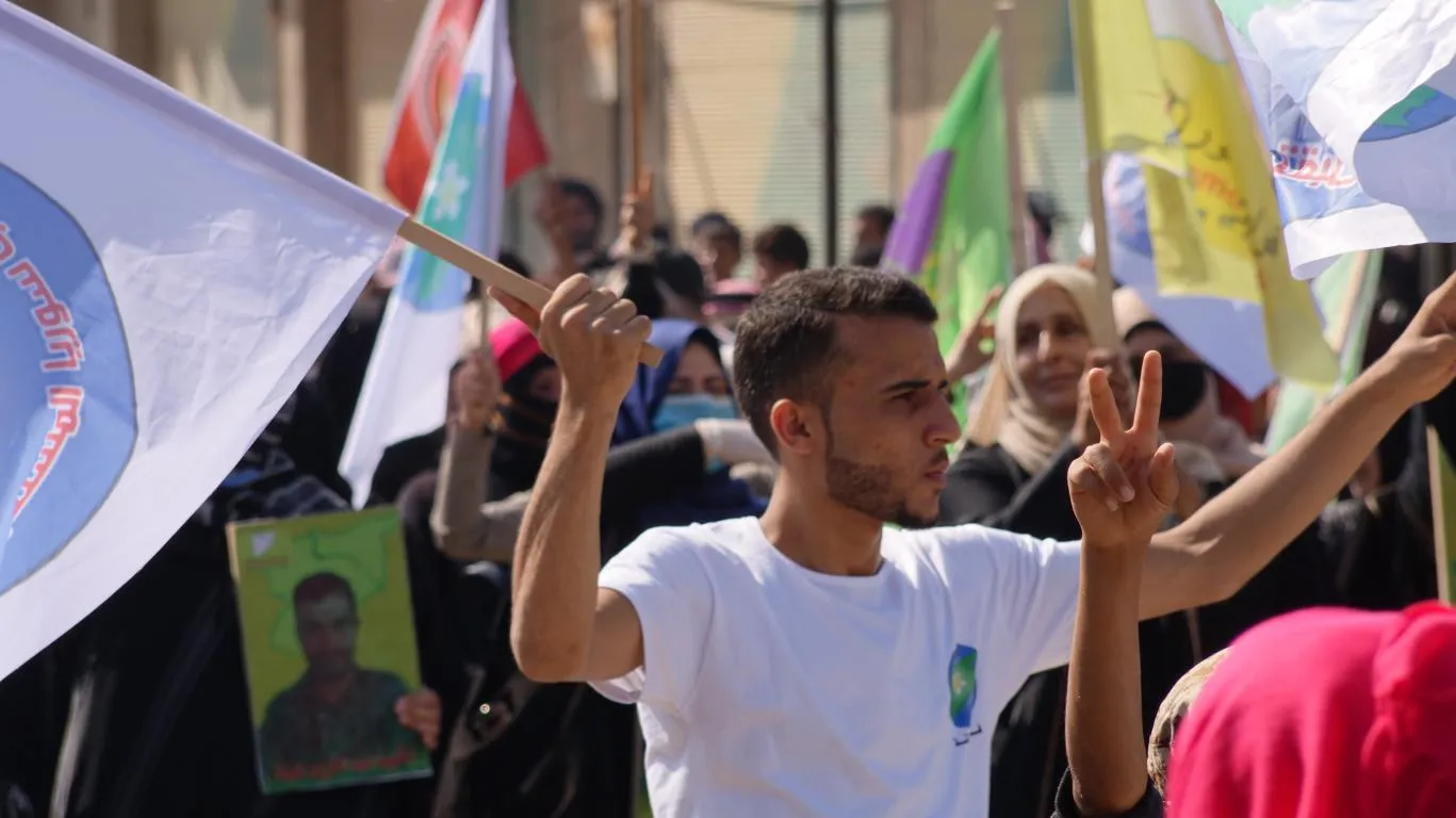 ​​​​​​​شبيبة الطبقة يدعون خلال تظاهرة إلى الانتفاض في وجه الاحتلال التركي