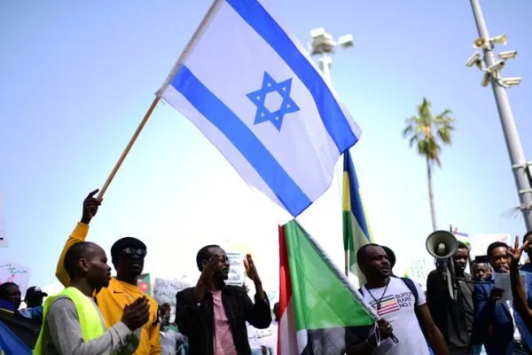صحيفة: موافقة مبدئية من السودان لتطبيع العلاقات مع إسرائيل