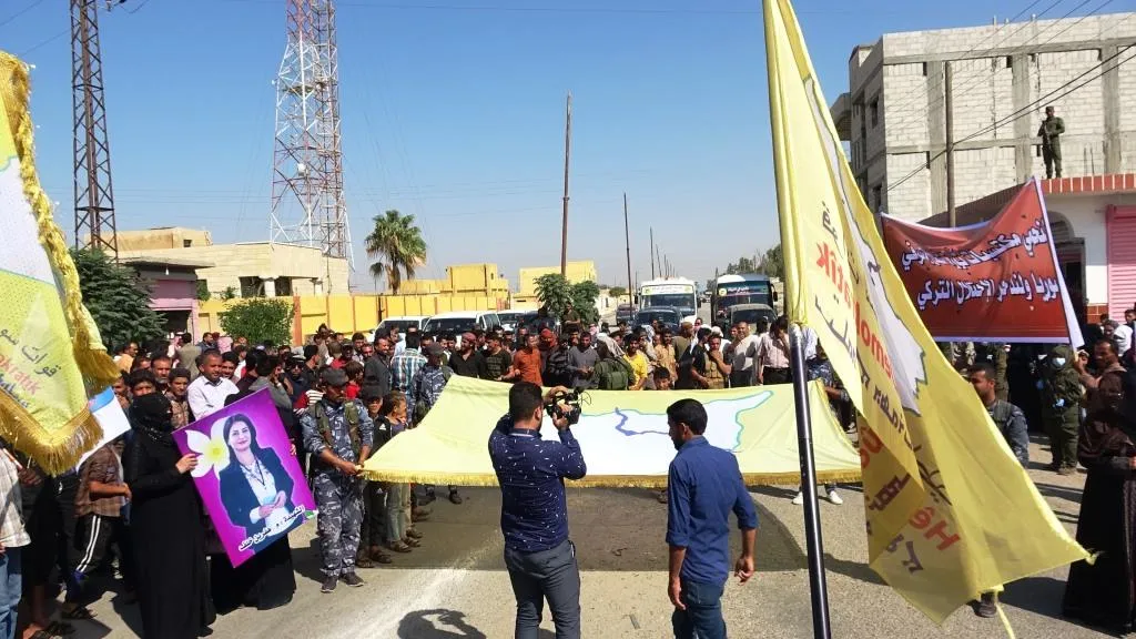 نساء الطبقة وأهالي بلدة الكرامة يستنكرون خلال تظاهرتين استمرار انتهاكات المحتل
