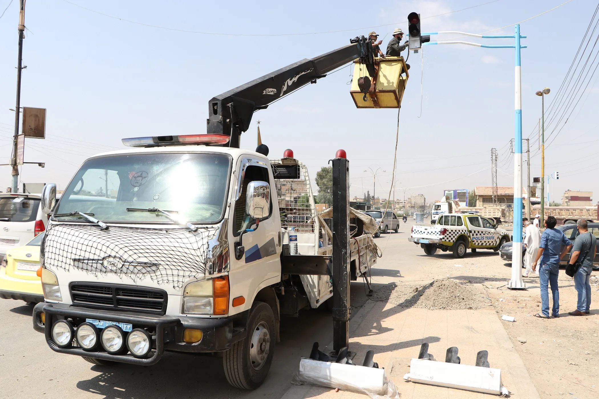 خطوة تجريبية لوضع إشارات مرور ضوئية في قامشلو
