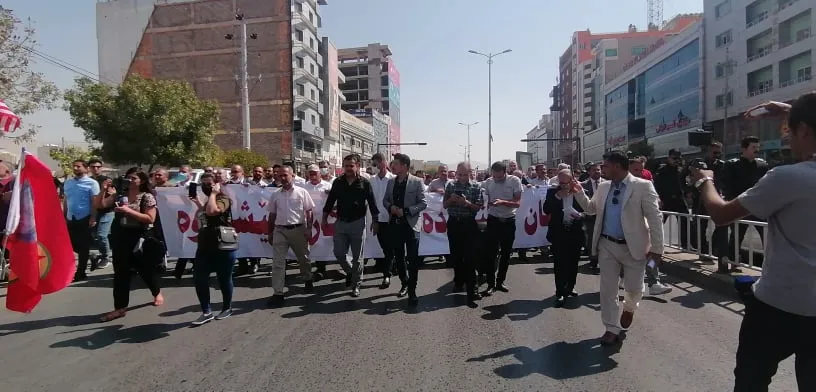 معلمي باشور كردستان يحتجون لعدم دفع رواتبهم لهم
