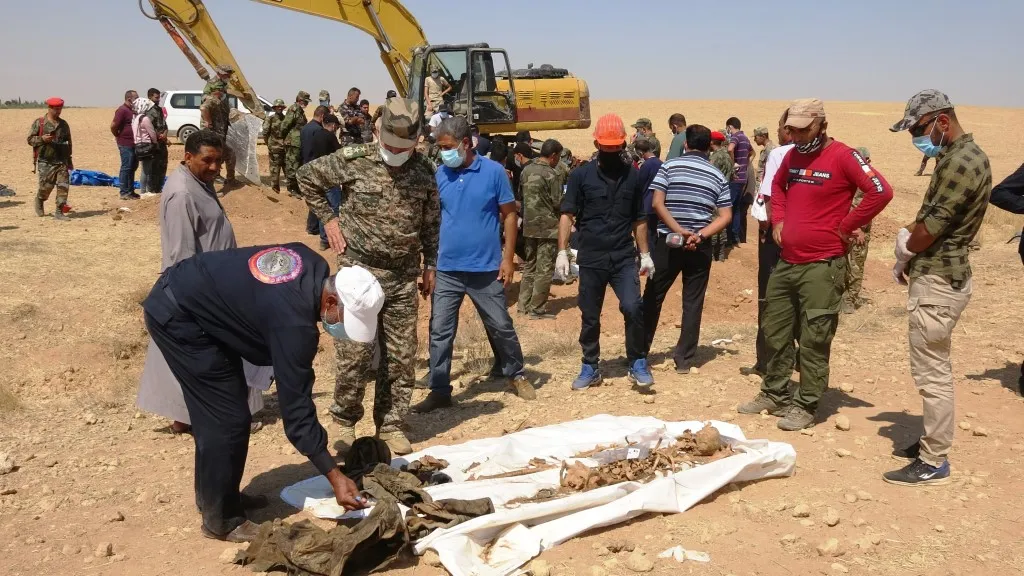 العثور على مقبرتين جماعيّتين لعناصر اللّواء 93 في عين عيسى