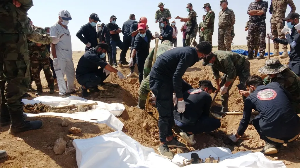 العثور على مقبرتين جماعيّتين لعناصر اللّواء 93 في عين عيسى