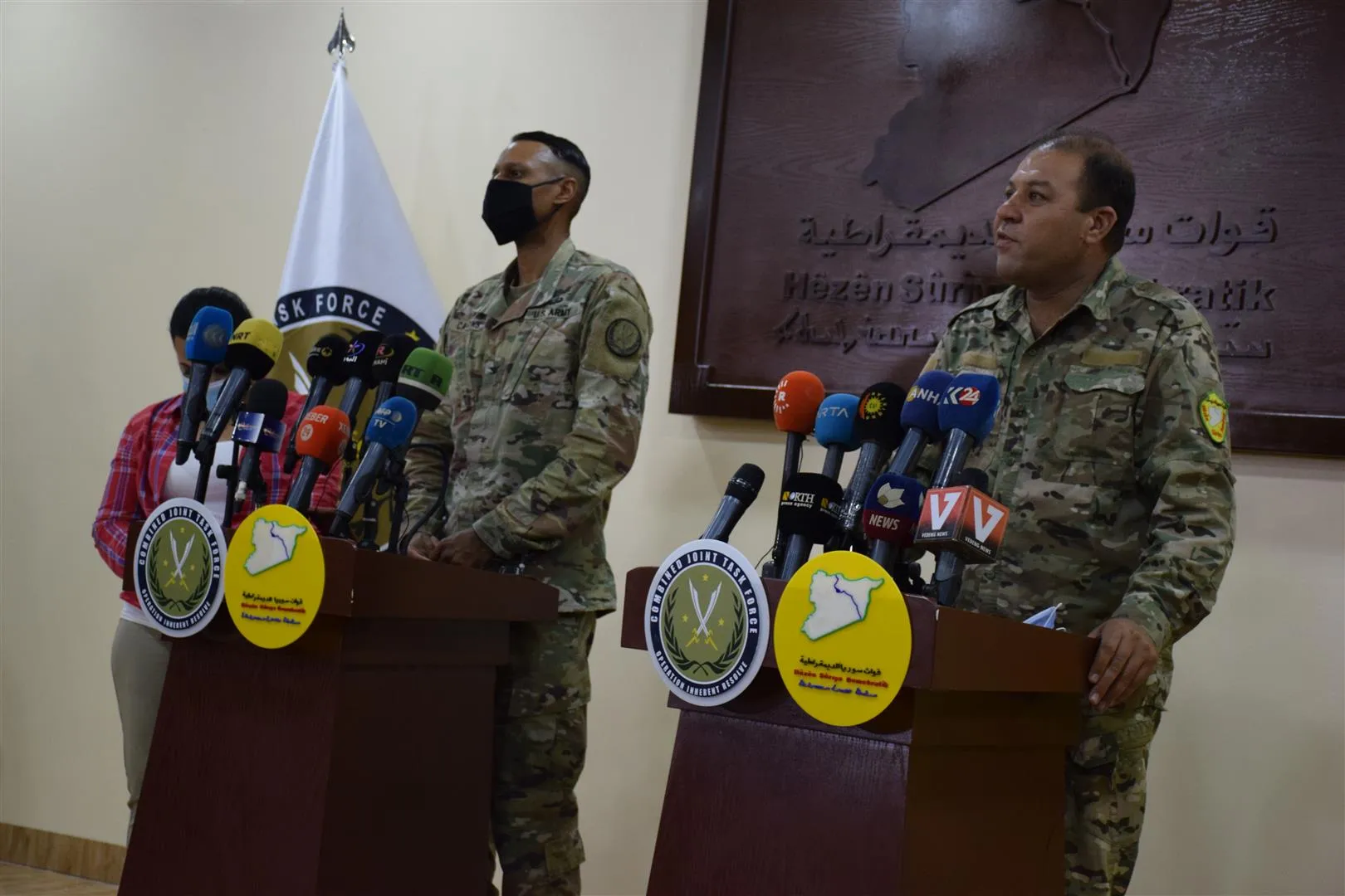 في مؤتمر صحفي العقيد مايلز كيغينز يعلن انتهاء مهامه متحدّثاً باسم قوّات التّحالف في شمال وشرق سوريا