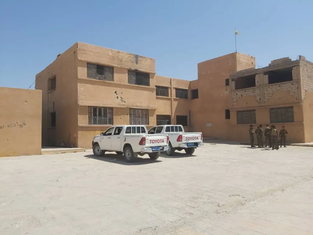 تنفيذاً لقرار القيادة العامة لقسد...مجلس دير الزّور العسكريّ يخلي المدارس ويسلّمها للمُجمّع التربويّ