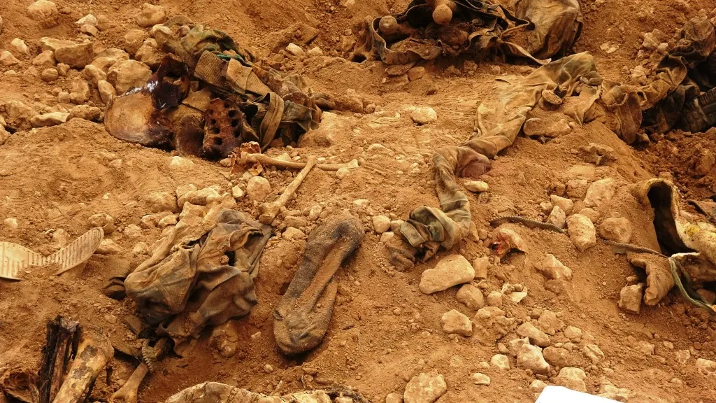 استخراج رفات 57 من عناصر "اللّواء 93" من مقبرتين بريف عين عيسى