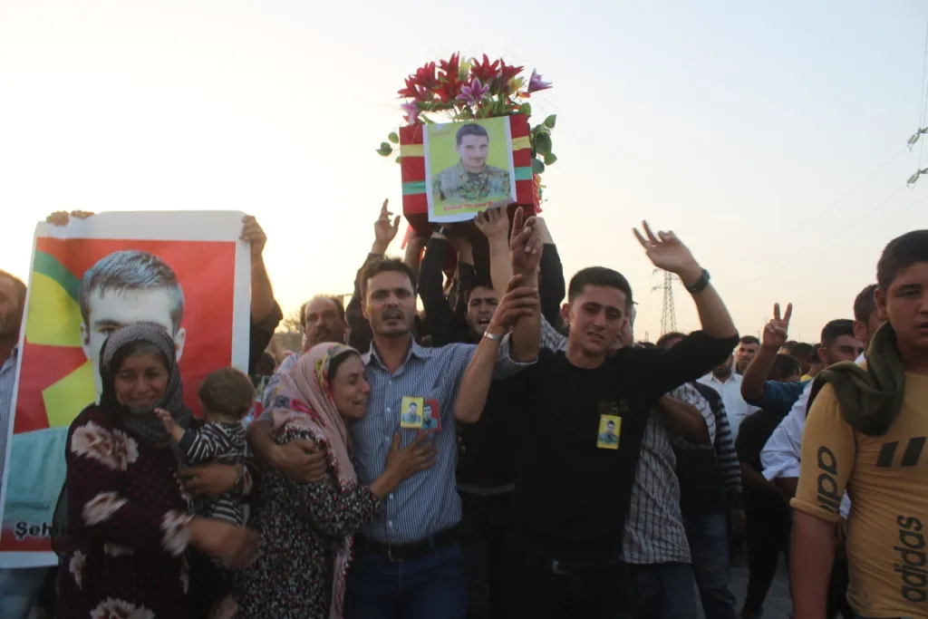 تشييع جثمان شهيد في كوباني ومراسم غيابيّة لشهيد آخر