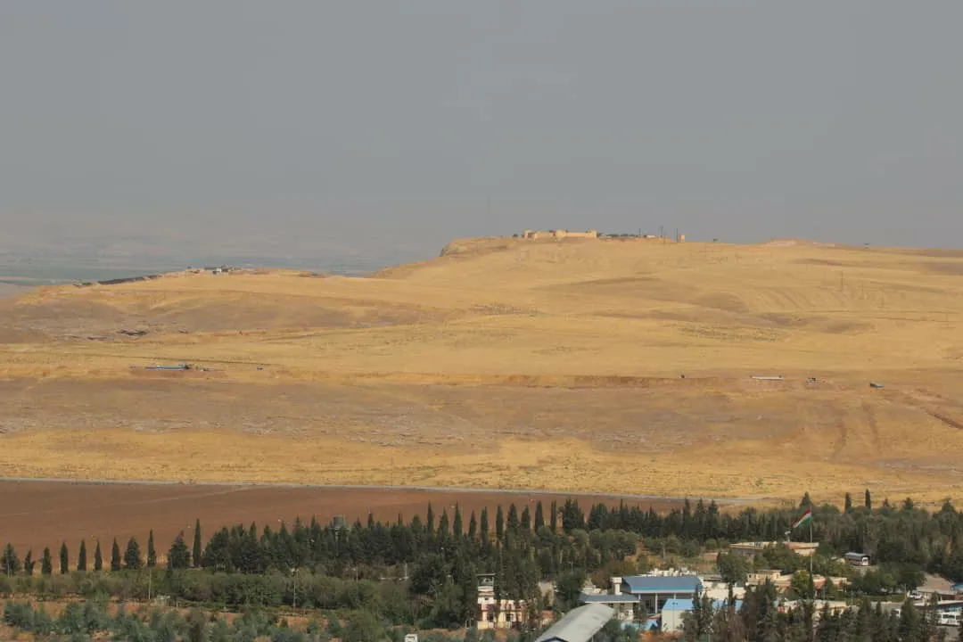الحزب الديمقراطي يستقدم أسلحة ثقيلة وينشئ تحصينات عسكرية على حدود روج آفا