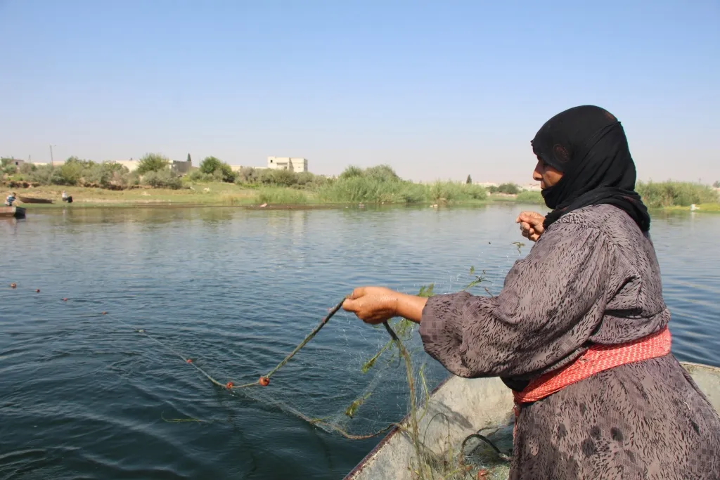 ​​​​​​​35 عامًا وهي تمتهن صيد الأسماك في كسب رزقها
