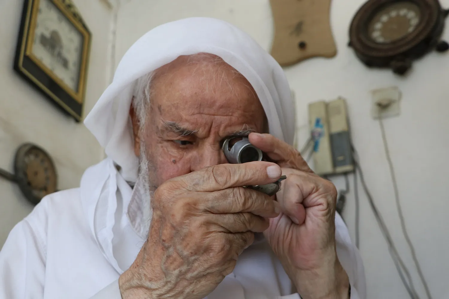 ​​​​​​​منذ 70 عامًا وهو يصلح الساعات ومازال يشعر بالسعادة عندما يصلح ساعة معطلة