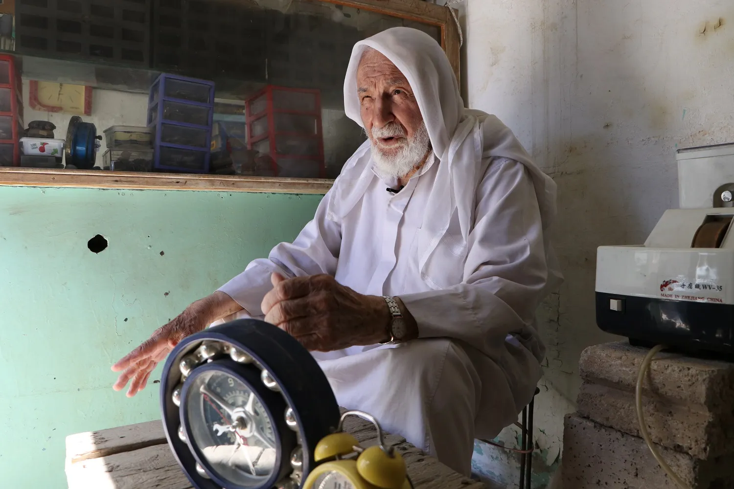 ​​​​​​​منذ 70 عامًا وهو يصلح الساعات ومازال يشعر بالسعادة عندما يصلح ساعة معطلة