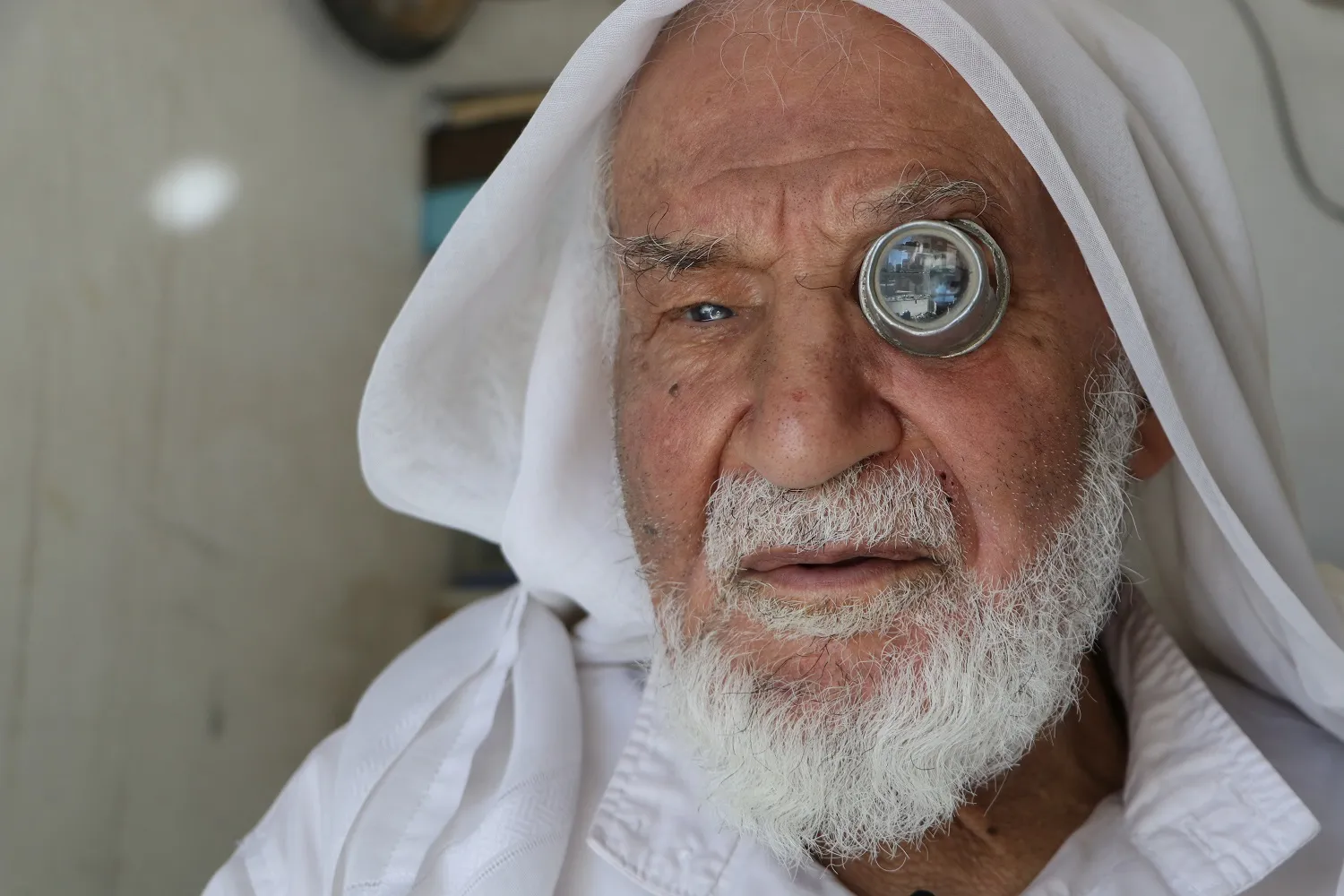 ​​​​​​​منذ 70 عامًا وهو يصلح الساعات ومازال يشعر بالسعادة عندما يصلح ساعة معطلة