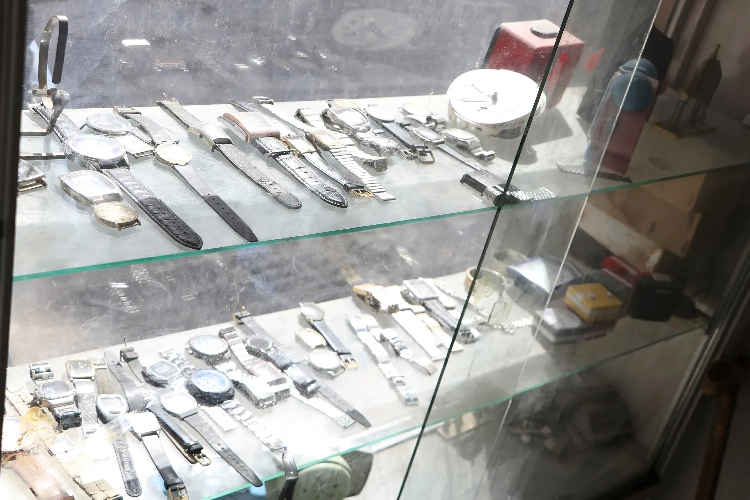 ​​​​​​​منذ 70 عامًا وهو يصلح الساعات ومازال يشعر بالسعادة عندما يصلح ساعة معطلة