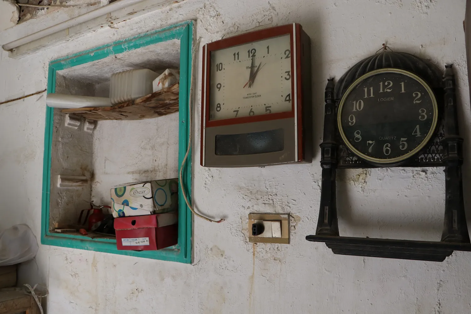 ​​​​​​​منذ 70 عامًا وهو يصلح الساعات ومازال يشعر بالسعادة عندما يصلح ساعة معطلة