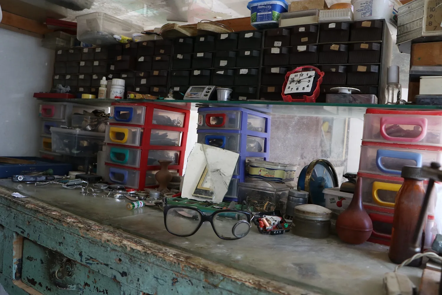 ​​​​​​​منذ 70 عامًا وهو يصلح الساعات ومازال يشعر بالسعادة عندما يصلح ساعة معطلة