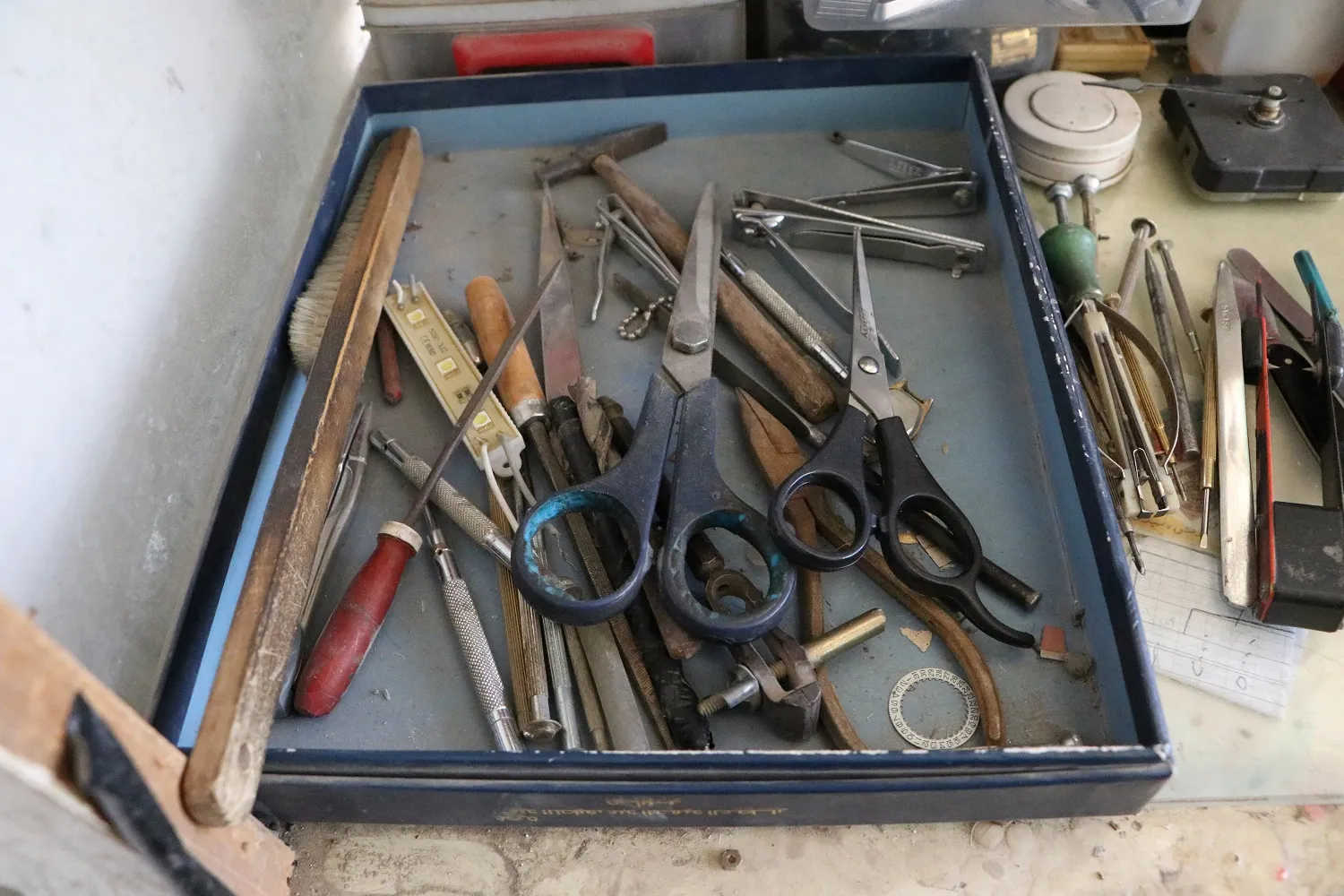 ​​​​​​​منذ 70 عامًا وهو يصلح الساعات ومازال يشعر بالسعادة عندما يصلح ساعة معطلة