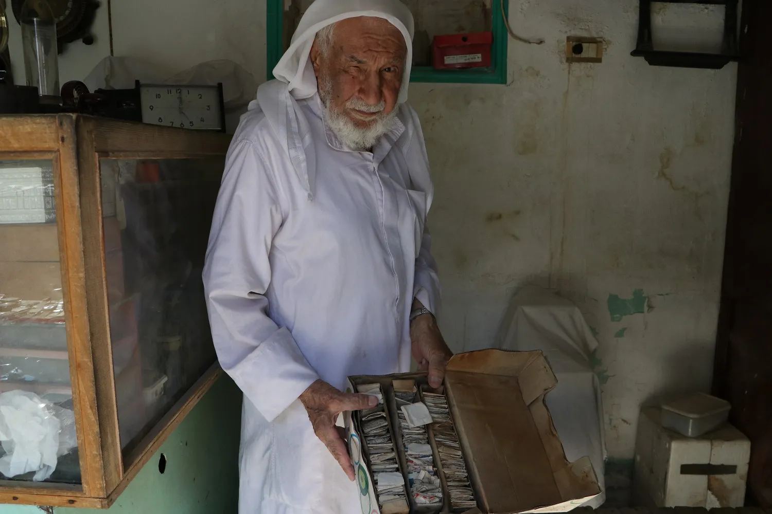 ​​​​​​​منذ 70 عامًا وهو يصلح الساعات ومازال يشعر بالسعادة عندما يصلح ساعة معطلة