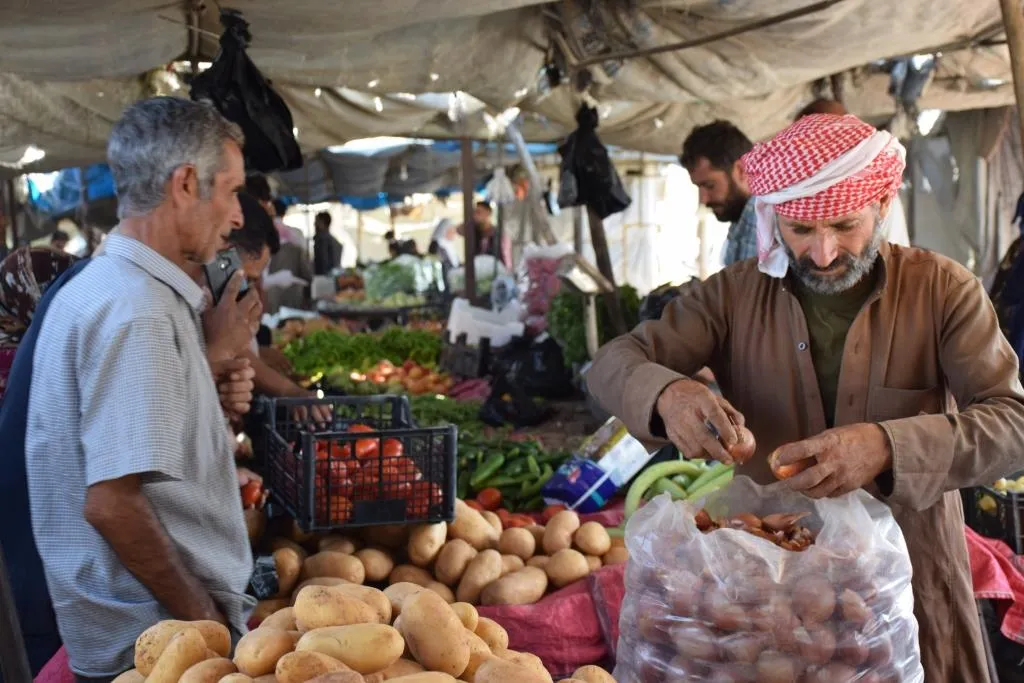 أراض مخصّصة لتكون حديقة تحوّلت إلى سوق شعبيّ والبلدية تعد بالحلّ