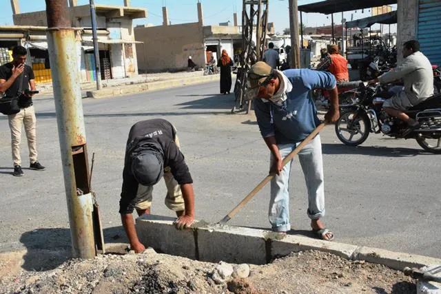 الاستمرار بأعمال ترميم الطرق وتنفيذ الأعمال الخدمية في الشدادي والشهباء 