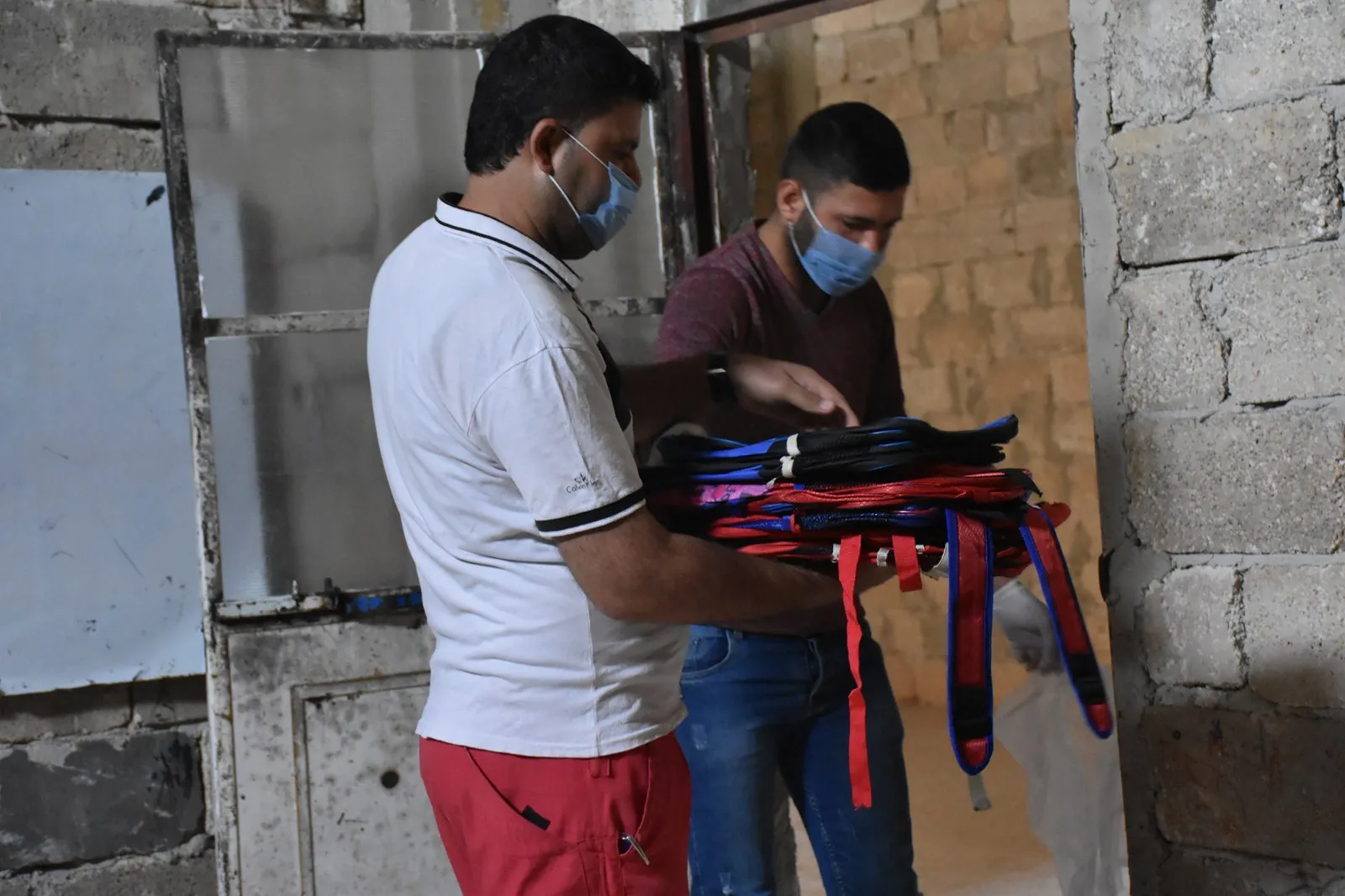​​​​​​​الهلال الأحمر الكردي يقدّم حقائب مدرسية للطلبة في مقاطعة الشهباء المحاصرة