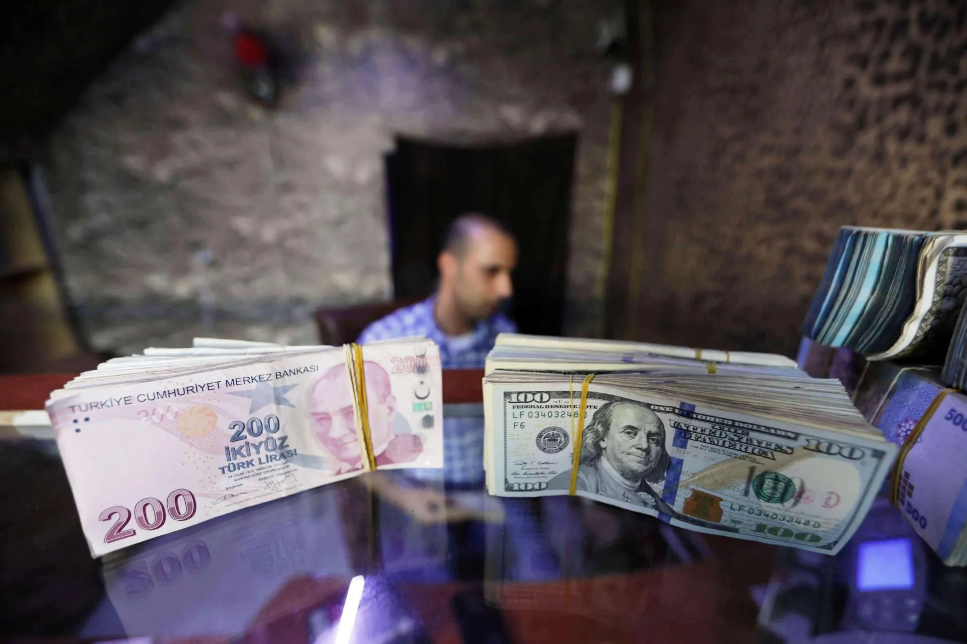 تركيا تسطو على الثروات الليبية في ظل أسوء أداء لعملتها 