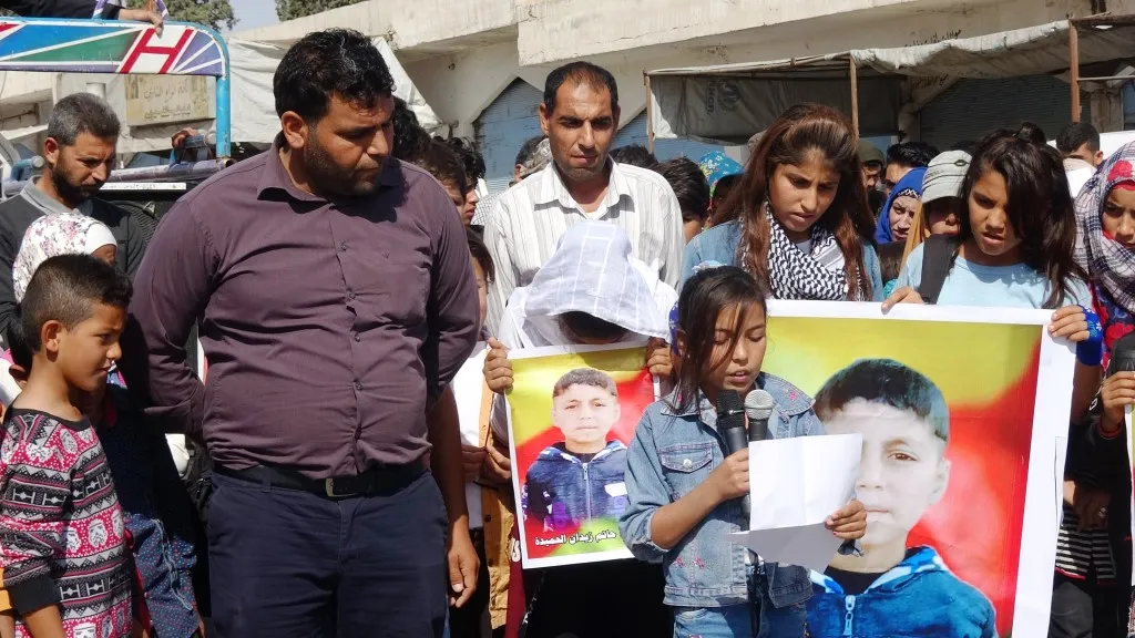 بعد ساعات من الهجمات.. مظاهرة في عين عيسى تندد بهجمات الاحتلال التركي