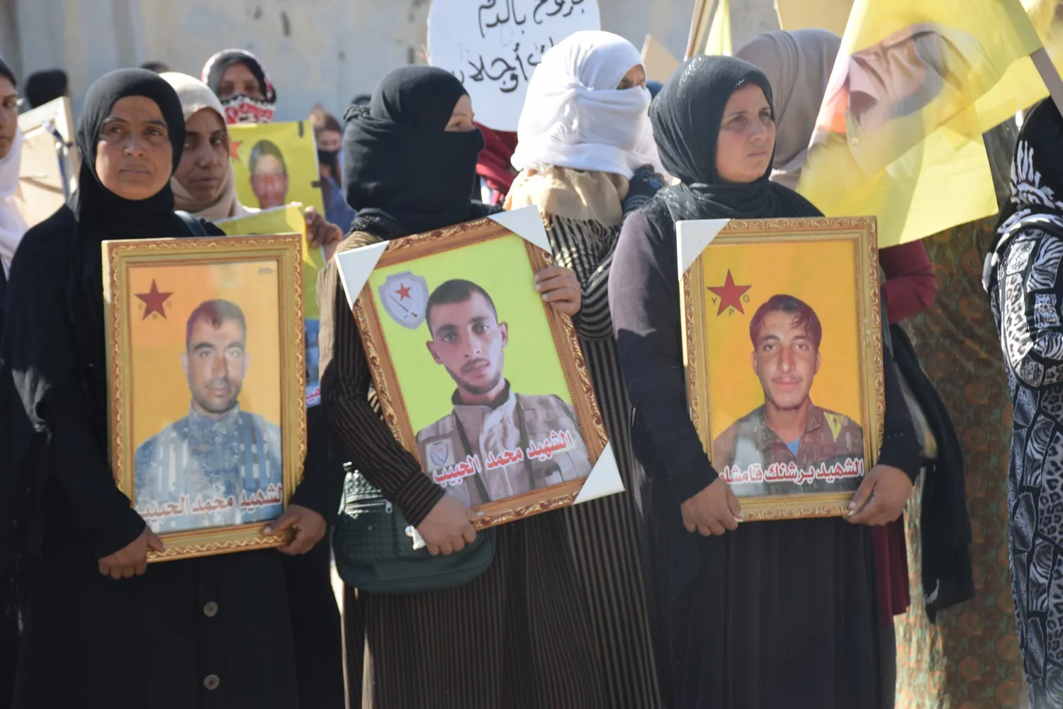 ذوو الشهداء: نواصل النضال حتى تحرير القائد من سجن إمرالي