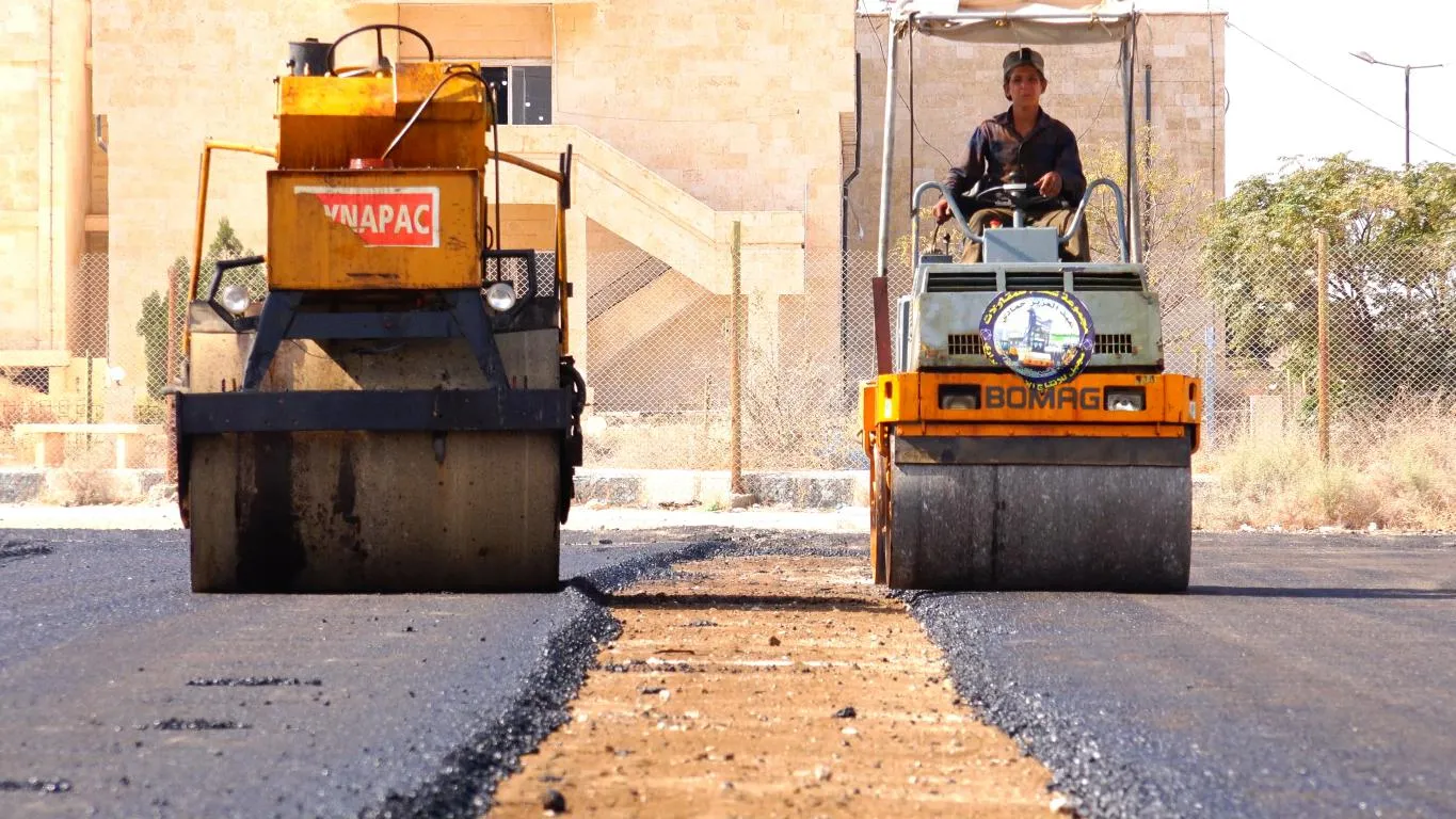 تعبيد الطرق الرئيسة في الطبقة وبلدية الشعب تعيد تأهيل طريق هجين -الباغوز