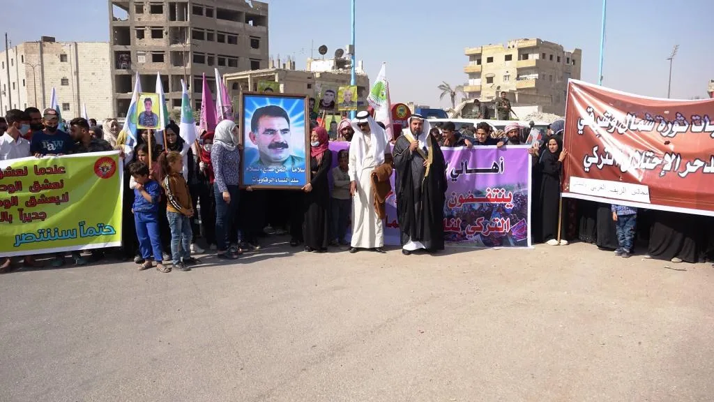 خلال مظاهرة.. أهالي الرقة يعاهدون بتحرير المناطق المحتلة