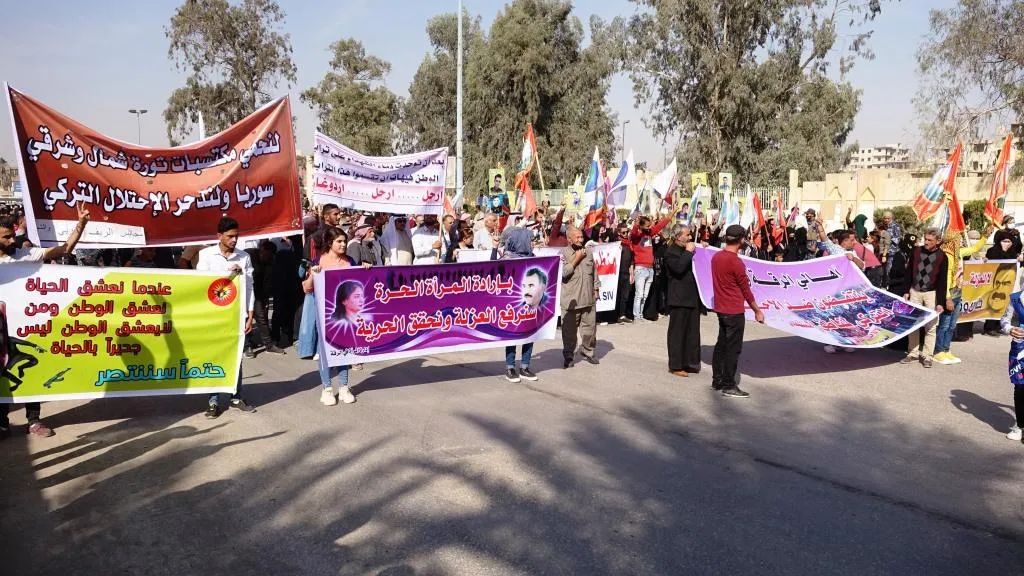خلال مظاهرة.. أهالي الرقة يعاهدون بتحرير المناطق المحتلة