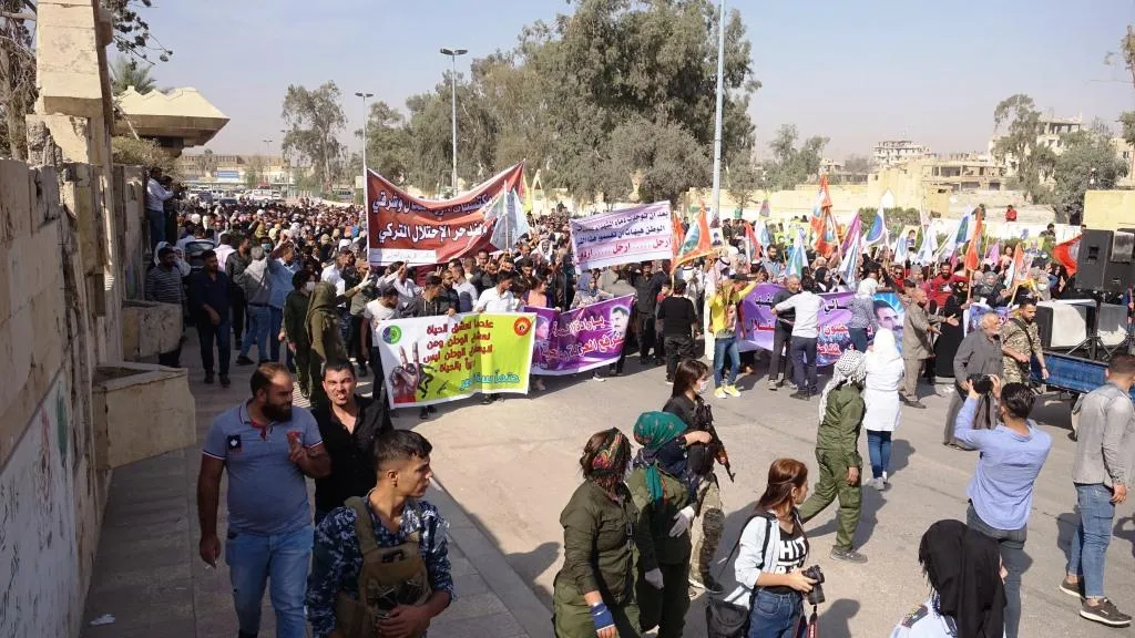 خلال مظاهرة.. أهالي الرقة يعاهدون بتحرير المناطق المحتلة