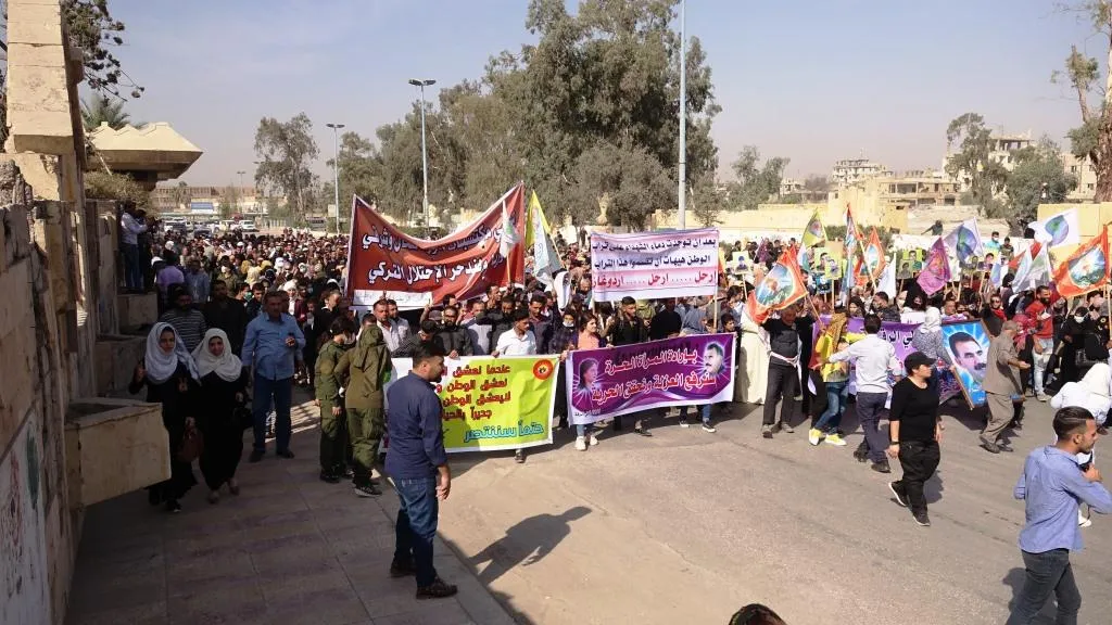 خلال مظاهرة.. أهالي الرقة يعاهدون بتحرير المناطق المحتلة