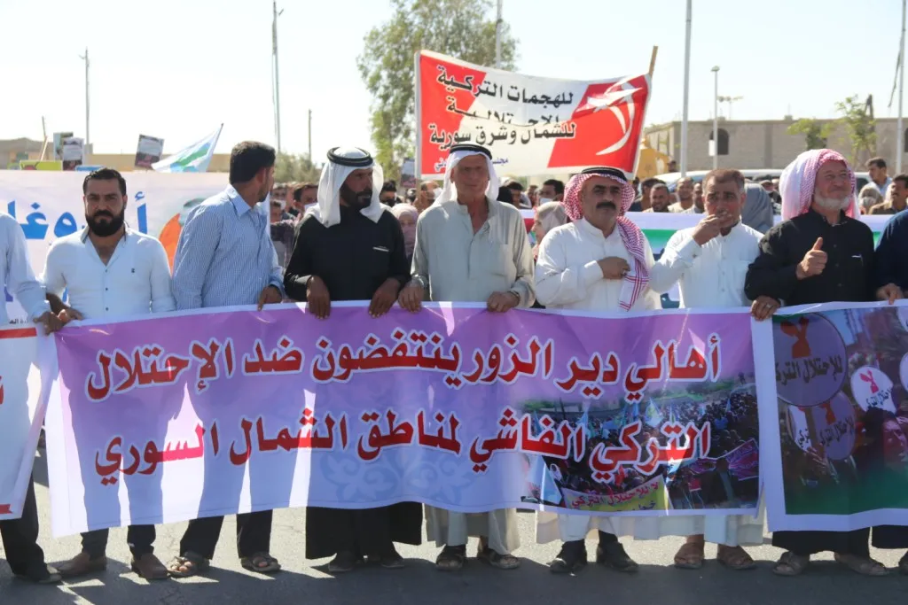 أهالي دير الزور ينددون بالجرائم التركية وتغافل المجتمع الدولي عنها
