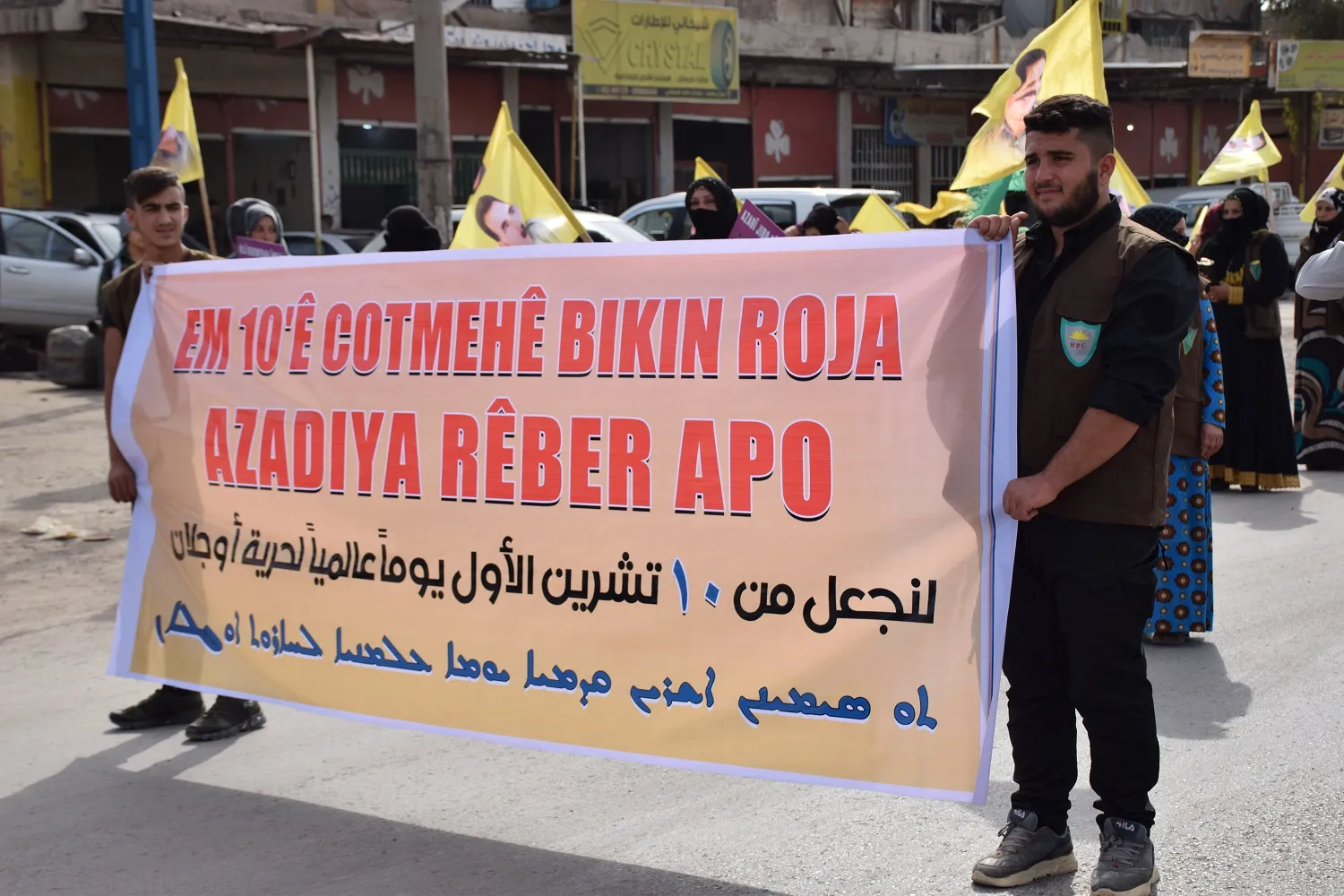 قامشلو... قوات الحماية الجوهرية تنظم مسيرة مطالبة بحرية القائد أوجلان