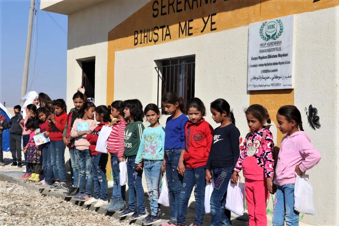 إدارة مدارس مخيّم واشو كاني تستلم مبنى مدرسة جهزته جمعية help kurdistan للطلبة