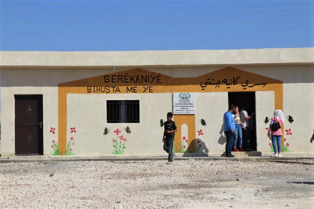 إدارة مدارس مخيّم واشو كاني تستلم مبنى مدرسة جهزته جمعية help kurdistan للطلبة