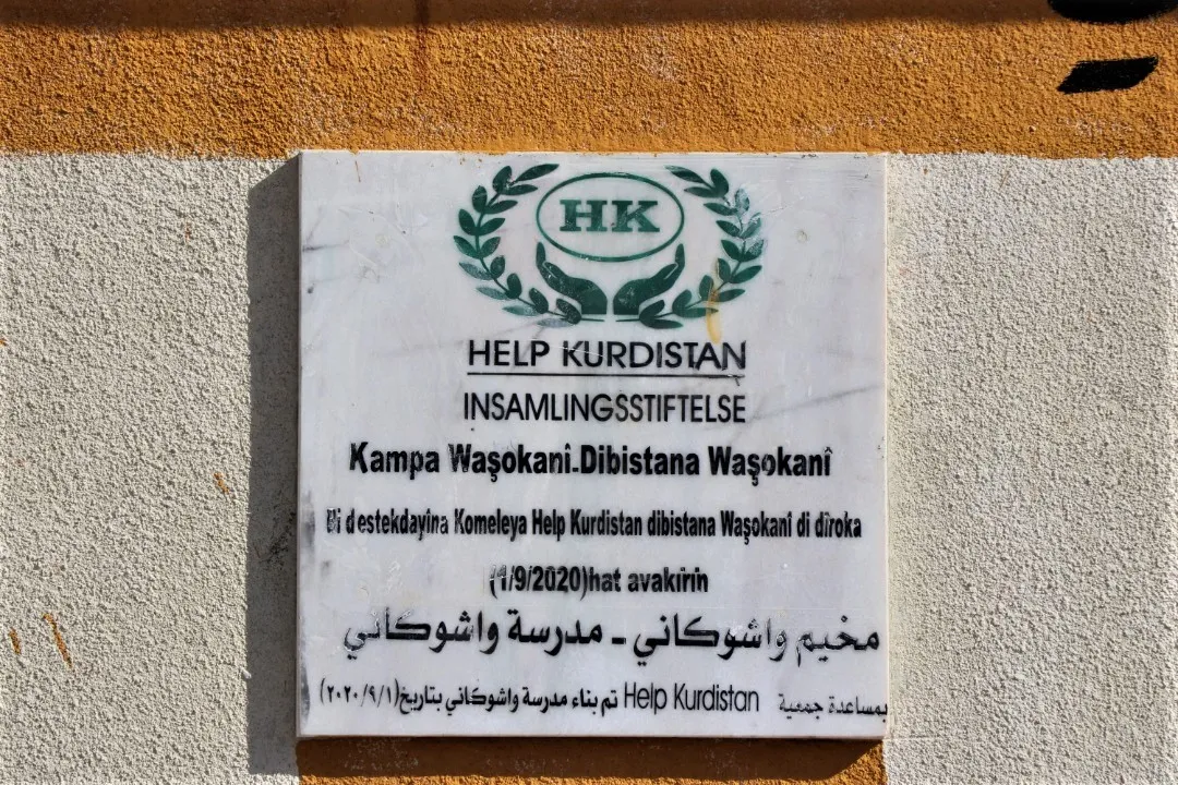 إدارة مدارس مخيّم واشو كاني تستلم مبنى مدرسة جهزته جمعية help kurdistan للطلبة