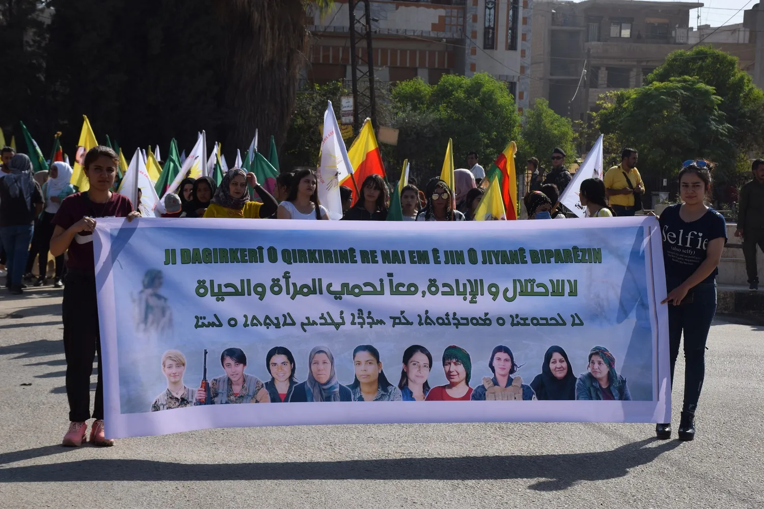 أهالي قامشلو يدعمون حملة مؤتمر ستار "لا للاحتلال والإبادة معاً نحمي المرأة والحياة"