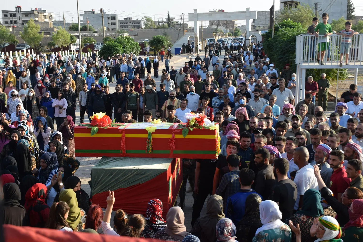 ​​​​​​​أهالي قامشلو يشيّعون جثمان الشّهيد أنس صطيف إلى مثواه الأخير