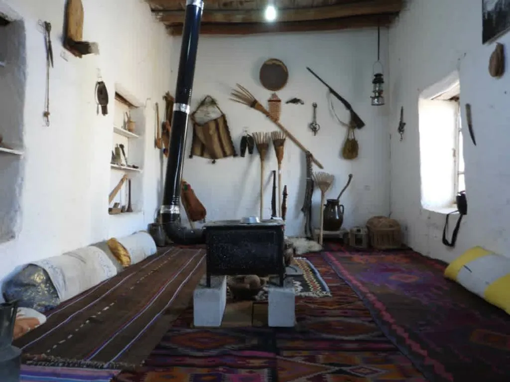 جعل من منزله متحفاً ليحمي آثار أجداده من الاندثار