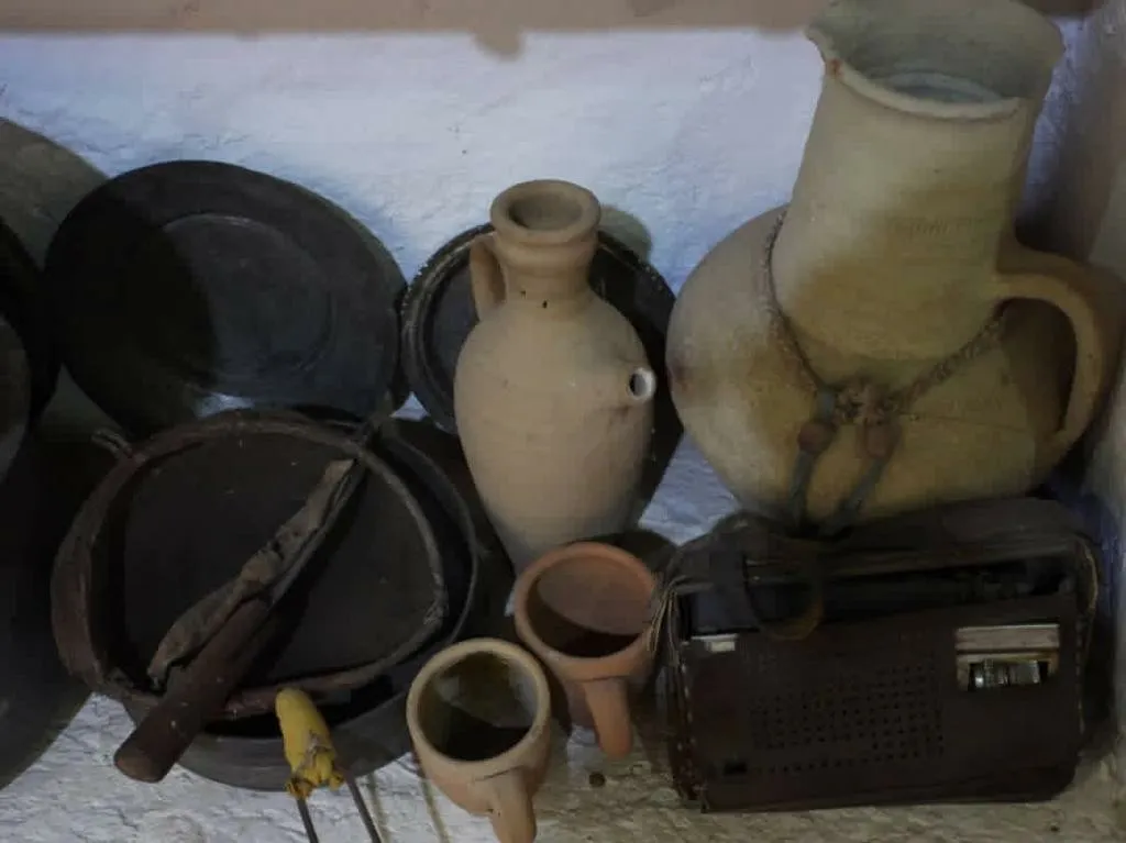 جعل من منزله متحفاً ليحمي آثار أجداده من الاندثار