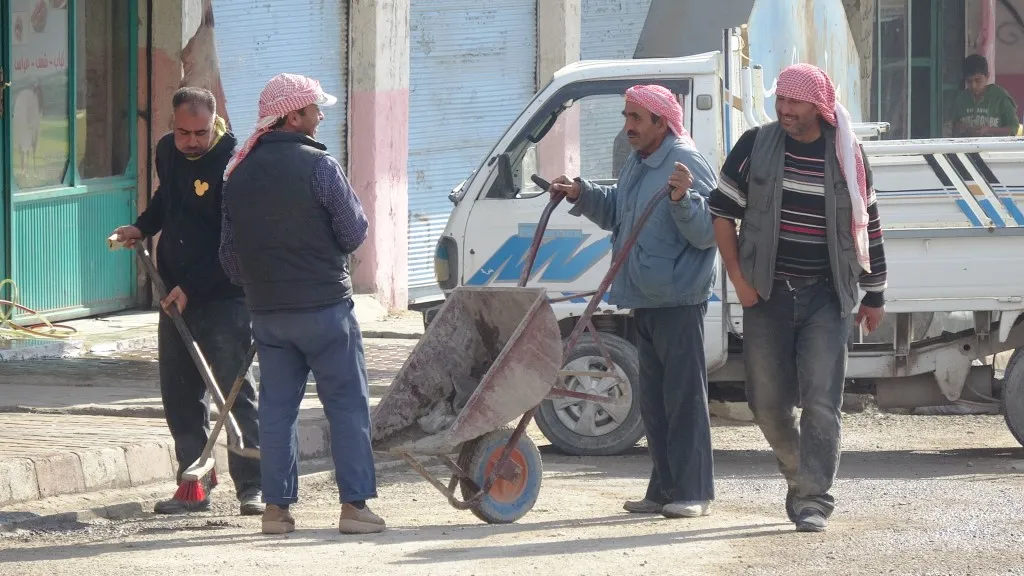 أهالي عين عيسى يثنون على عمل المؤسسات الخدمية في توفير مستلزماتهم المعيشية