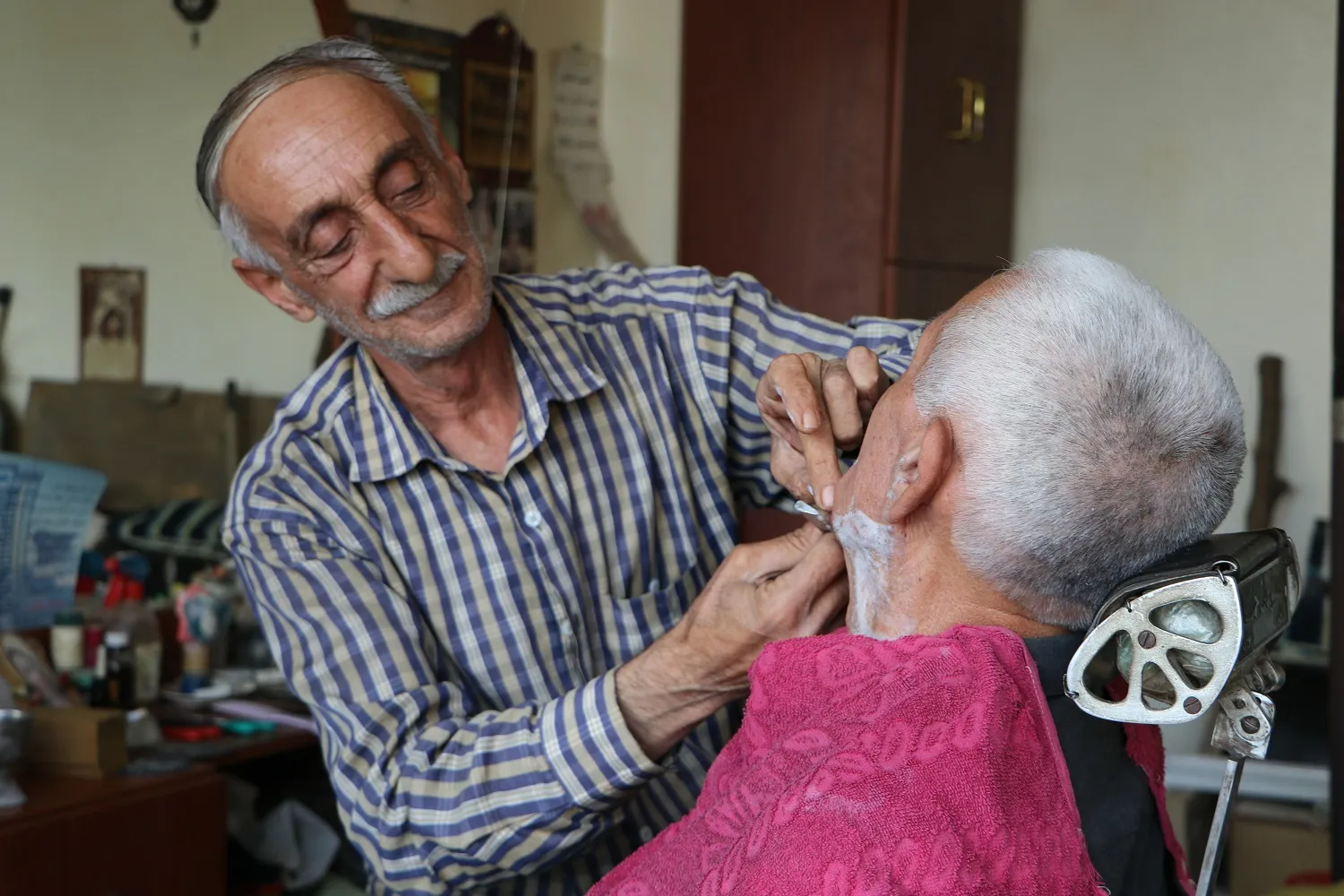 خاجيك أحد أقدم الحلاقين في مدينة قامشلو