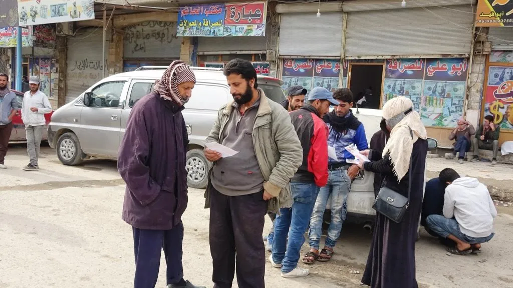 ​​​​​​​توزيع مناشير توعية في الرقة تحث على مناهضة العنف ضد المرأة