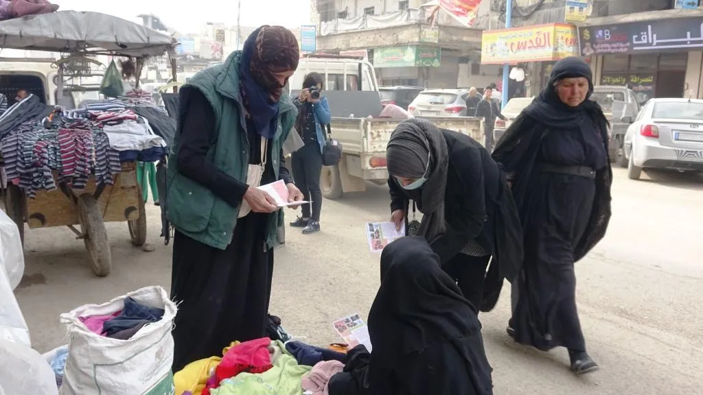 ​​​​​​​توزيع مناشير توعية في الرقة تحث على مناهضة العنف ضد المرأة