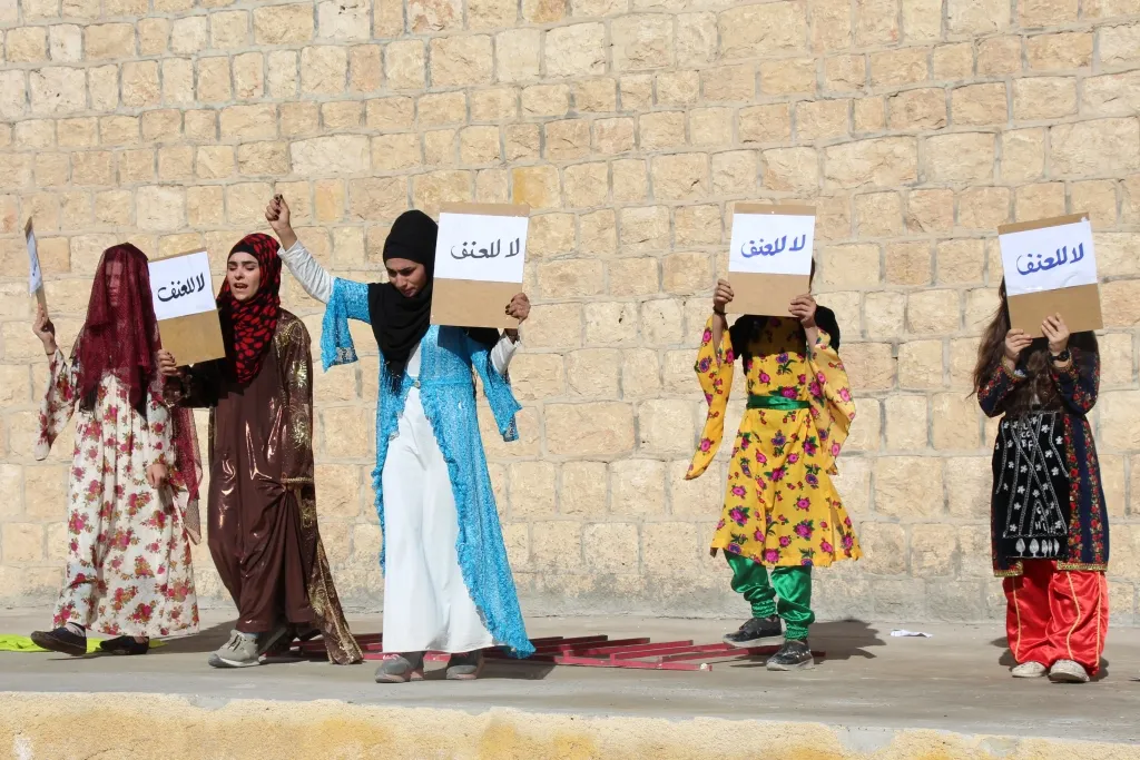 ​​​​​​​بيان وعرض مسرحي في منبج ضمن حملة مناهضة العنف ضد المرأة